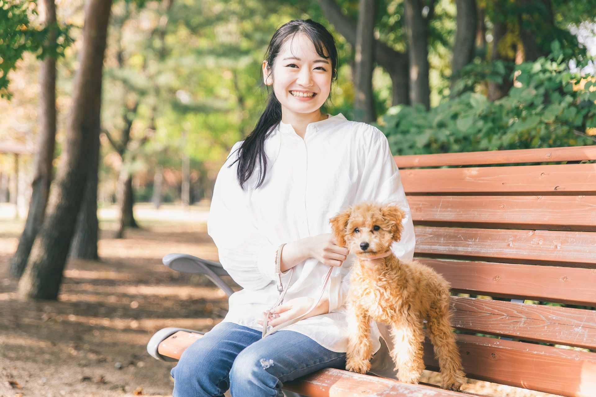 犬を抱くスタッフ
